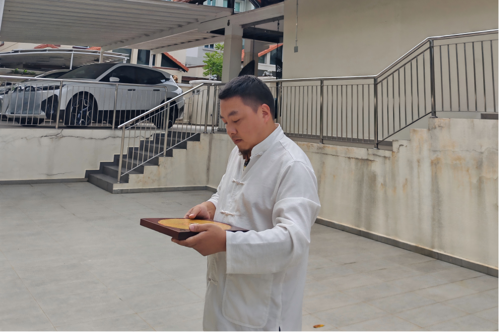 80后风水大师李九燚远赴新加坡，助力富商夫妇老来得子