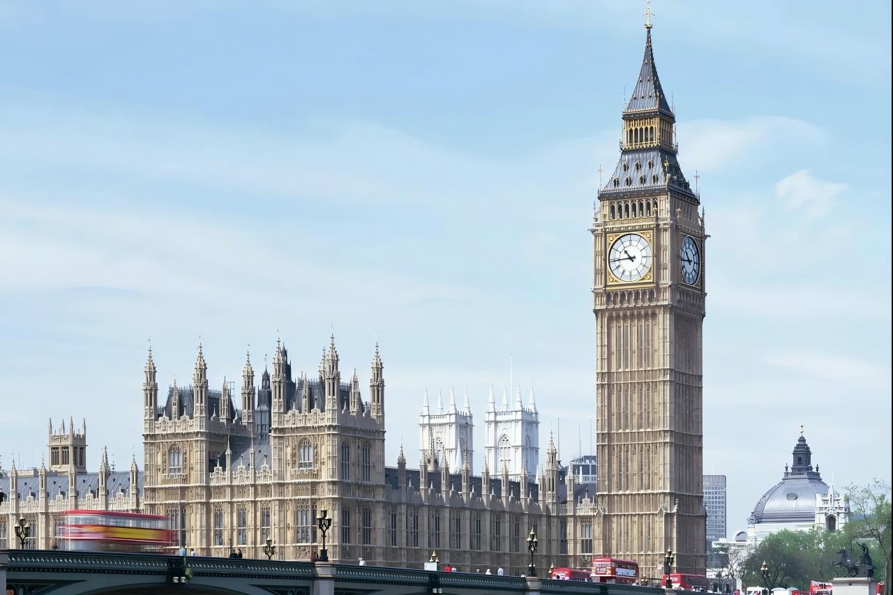 英国买房血泪史：华人夫妇买下＂路冲房＂，意外不断，重庆风水大师李九燚大师出手转危为安