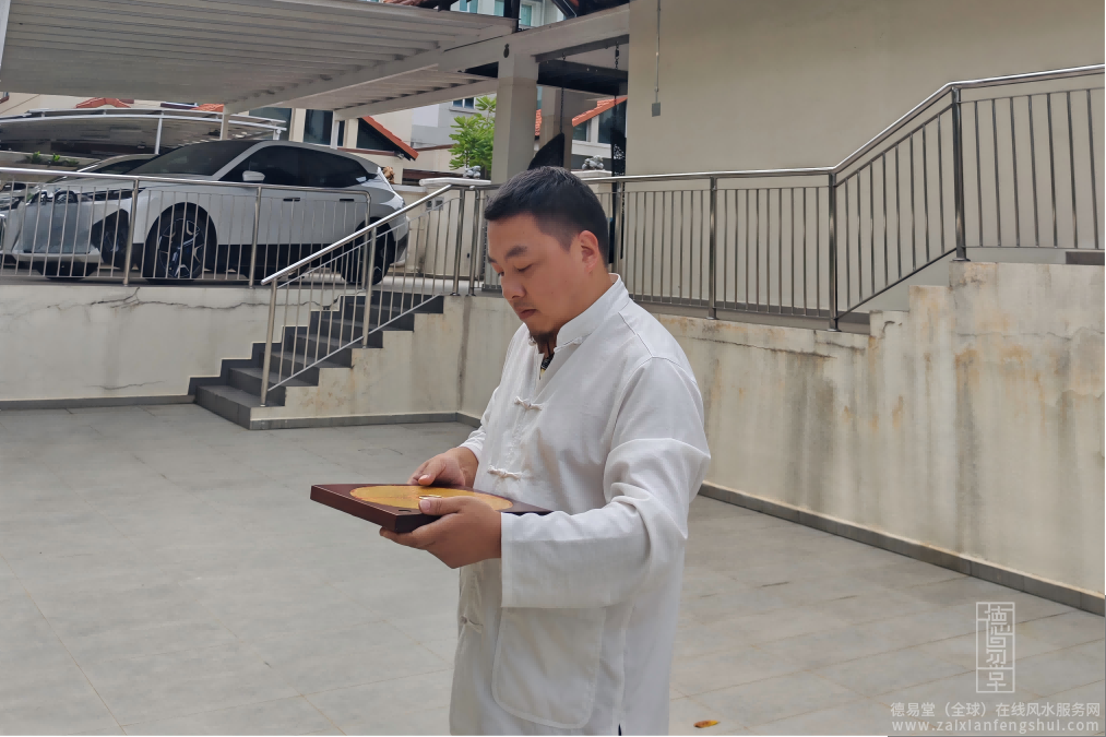 80后重庆风水大师李九燚远赴新加坡，助力富商夫妇老来得子