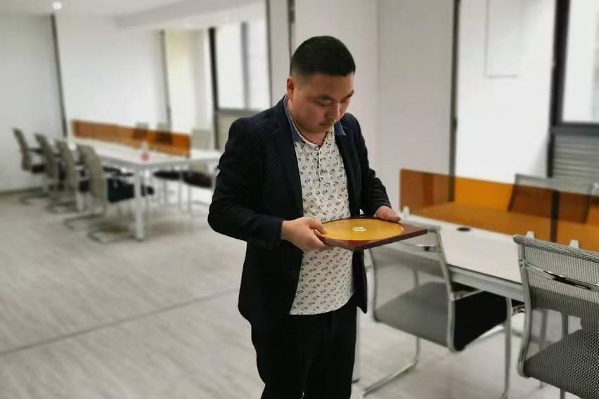 重庆著名风水大师李九燚 | 手机壳颜色与五行喜用指南