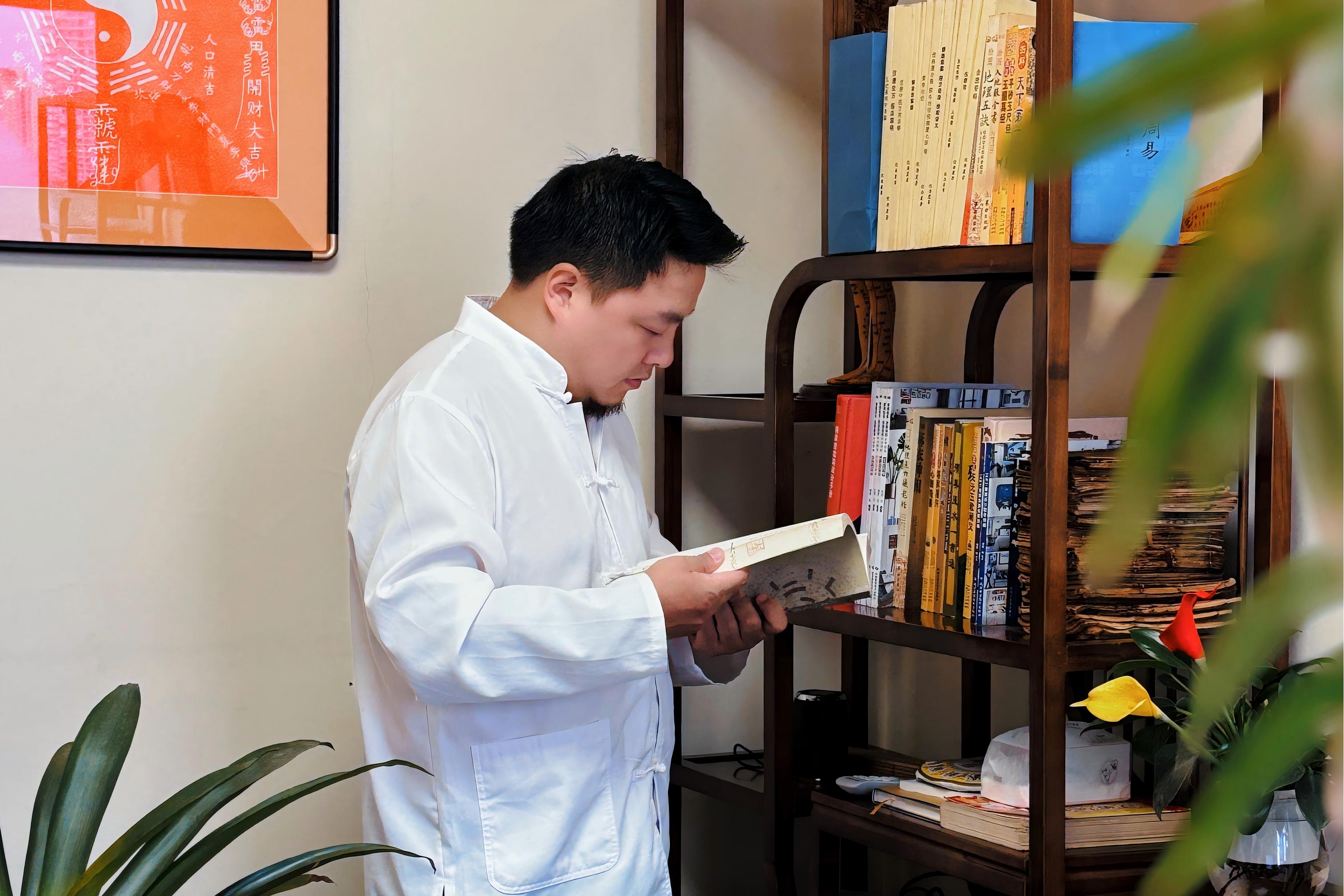 重庆李九燚(yì)风水大师谈电视柜布局：选对形状、定好大小、找准位置